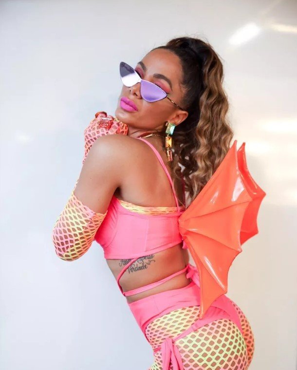 Anitta fantasiada para show de carnaval 2020