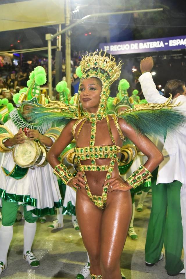 Iza com fantasia que desfilou na Imperatriz em 2020