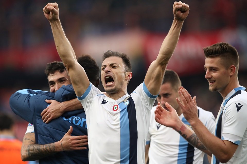 Lazio vence Genoa e segue na cola da líder Juventus no Italiano