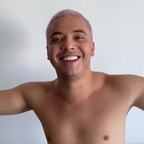 Wesley Safadão com cabelo rosa