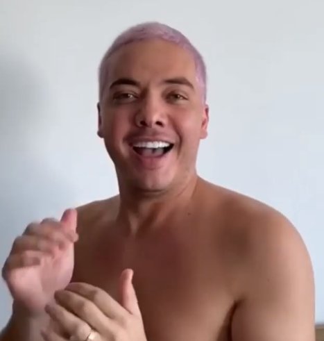 Wesley Safadão com cabelo rosa