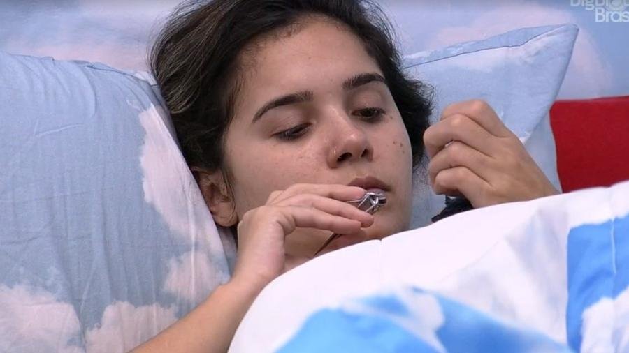 Gizelly deitada no quarto do BBB20