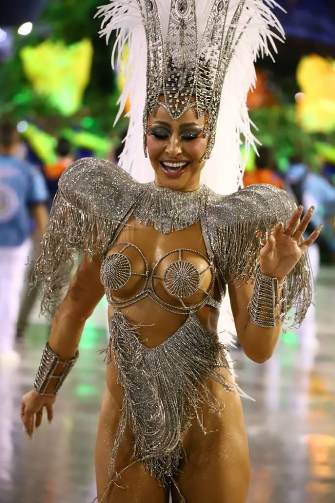Carnaval 2020 Sabrina Sato sensualiza na Sapucaí. Veja fotos