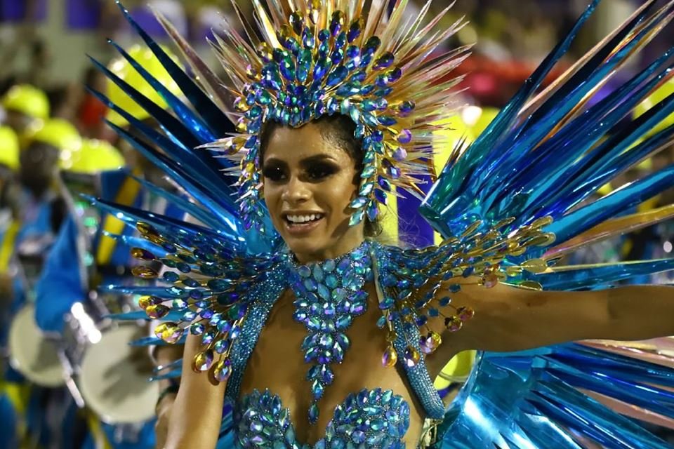 Carnaval Lexa Leva Tombo No Meio Do Desfile E é Socorrida Metrópoles