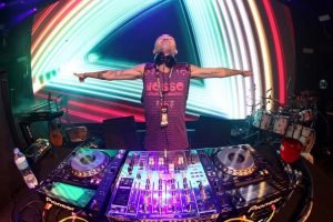Foto colorida de DJ Felipe Mar em uma festa - Metrópoles