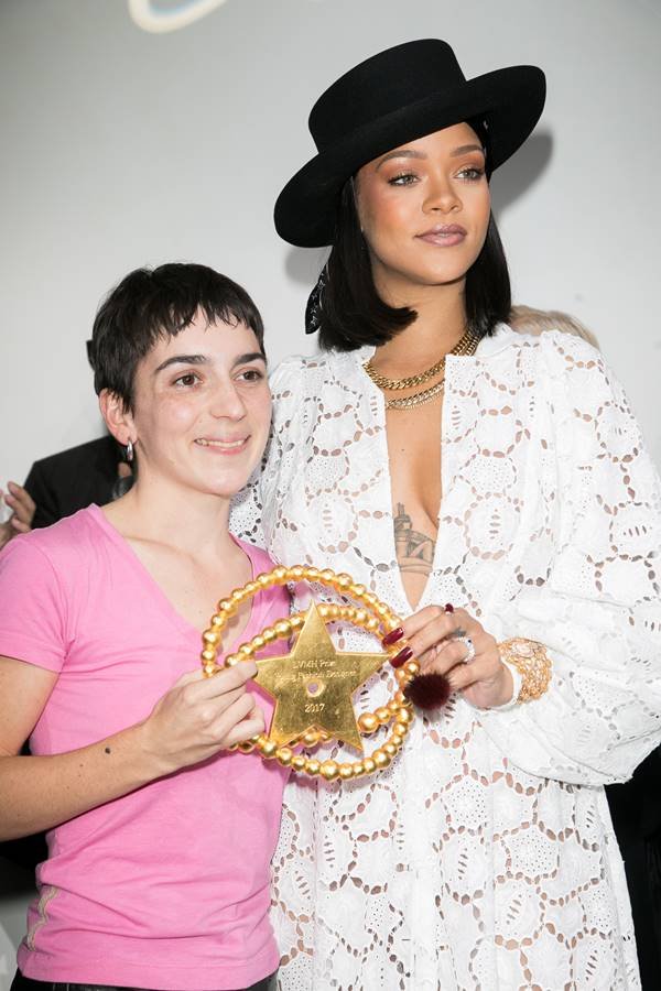 Rihanna entregando o prêmio LVMH 2017 para Marine Serre
