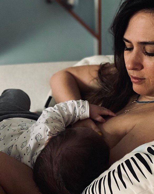 Tatá Werneck amamenta Clara Maria