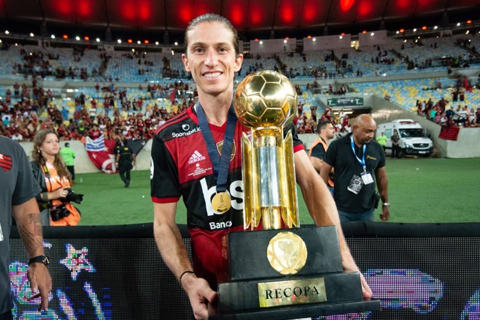 Fàbregas provoca Filipe Luís: “No Brasil tem troféu cada semana?”