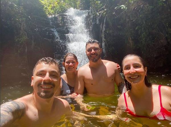 Marília Mendonça, Murilo Huff e amigos em cachoeira