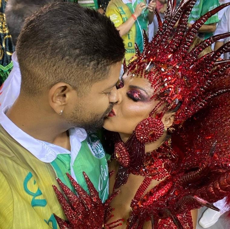Viviane Araújo beija Guilherme Militão