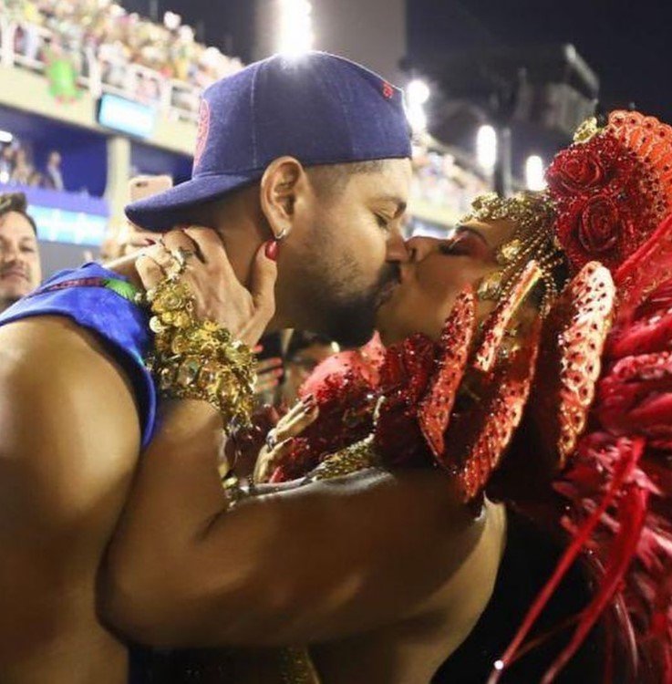 Viviane Araújo beija Guilherme Militão