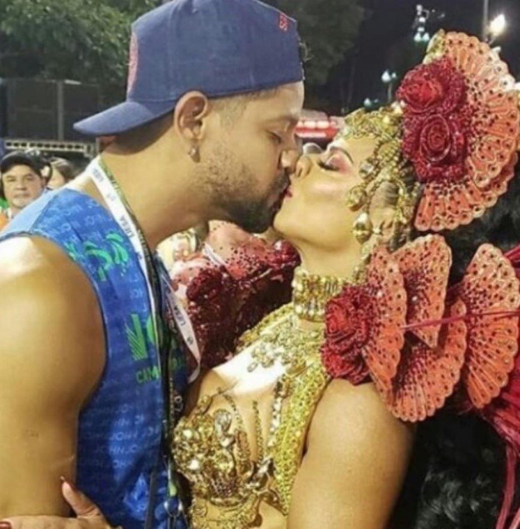 Viviane Araújo beija Guilherme Militão