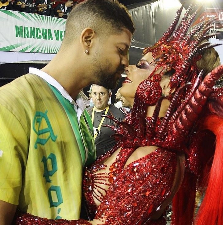 Viviane Araújo beija Guilherme Militão