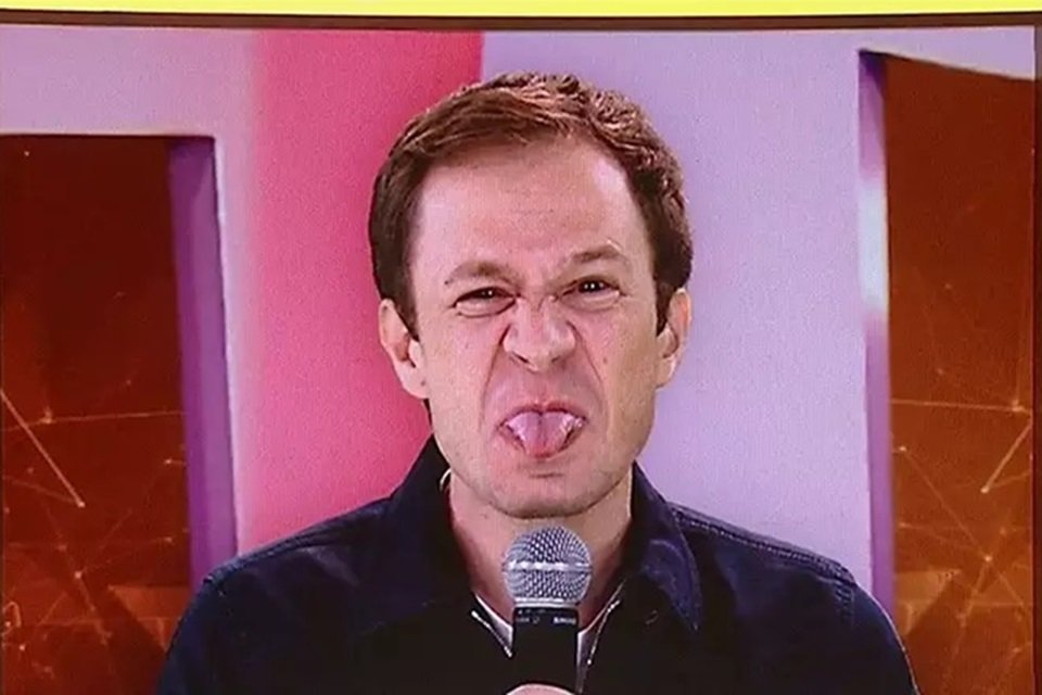 Tiago Leifert dando língua