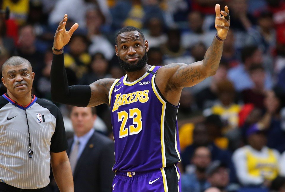 LeBron James renova com o Los Angeles Lakers e torna-se o atleta