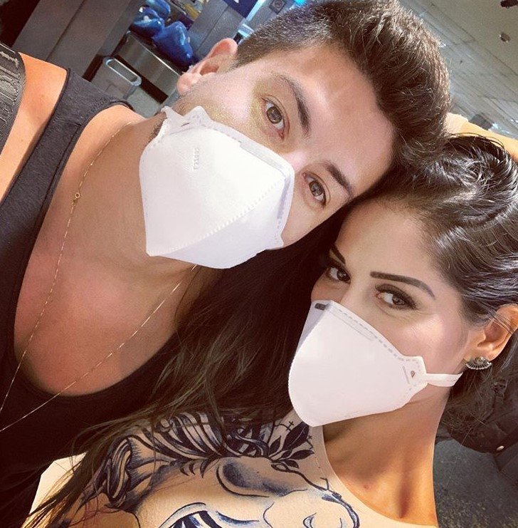 Mayra Cardi e Arthur Aguiar de máscara