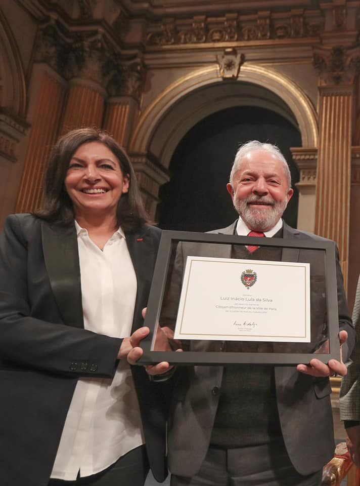 Ex-presidente Lula recebe título de cidadão honorário de Paris, ao lado da prefeita de Paris Anne Hidalgo