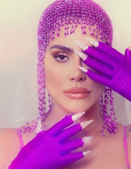 Cleo (ex-Pires) de roxo