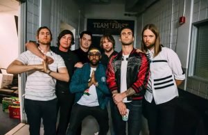 Guitarrista do Maroon 5 homenageia Brasília horas antes de show