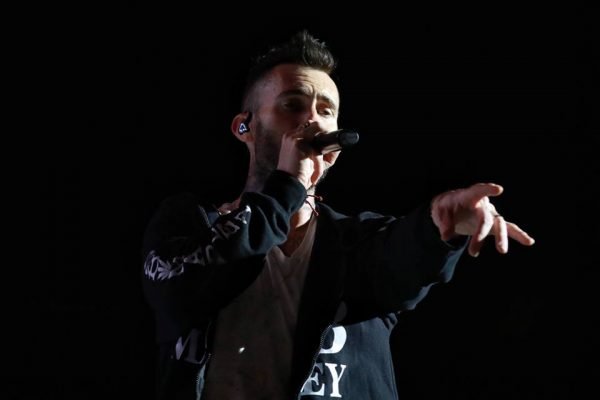 Adam Levine e a banda Maroon 5 durante show em Brasília