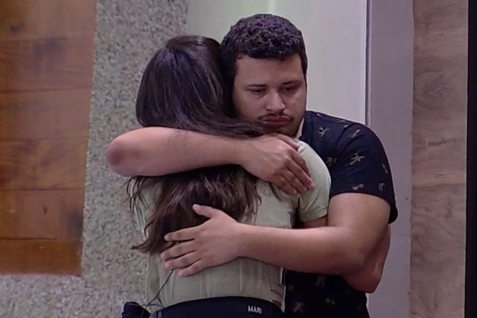 Victor Hugo abraça Mari no BBB20