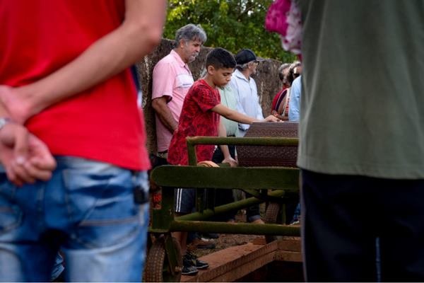Enterro de Camila de Oliveira, vítima de feminicídio no Distrito Federal