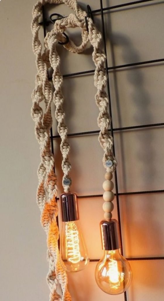 Luminária com cordas de macramê penduradas