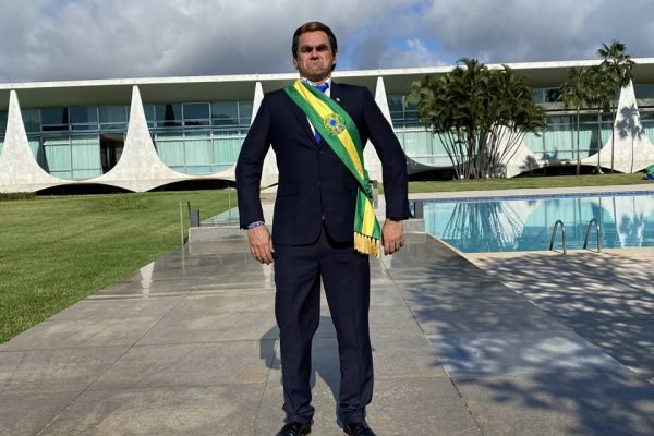 Comediante Marvio Lucio, o Carioca, vestido de Bolsonaro