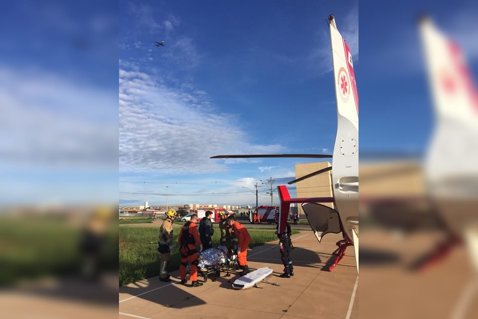 Helicóptero do Corpo de Bombeiros resgata vítima de acidente de trânsito no DF