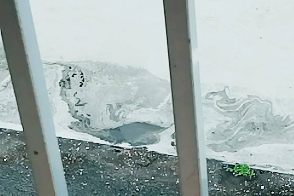líquido negro na neve
