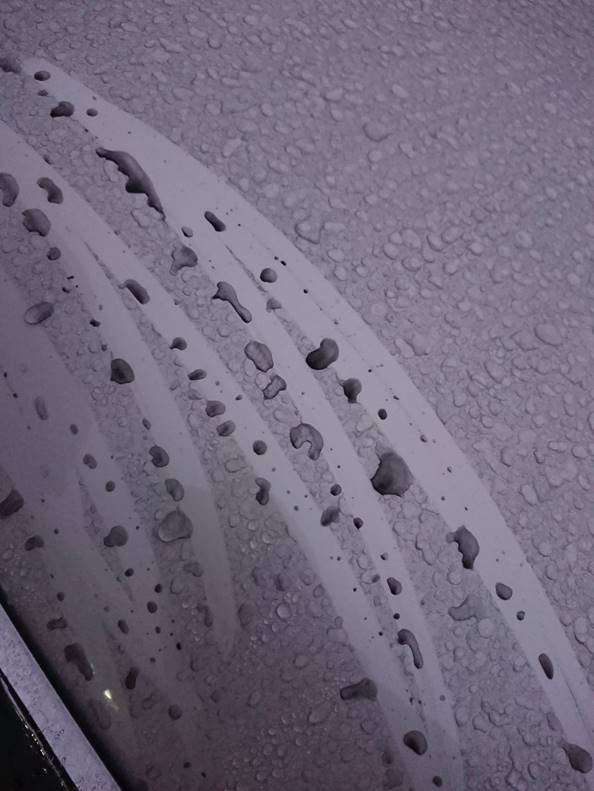 chuva negra em carro