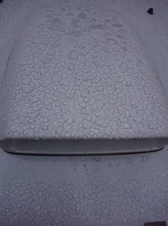 chuva negra em carro