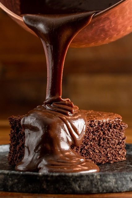 Bolo de chocolate fácil, molhadinho e chocolatudo