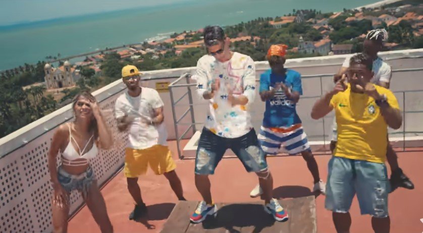 Felipe Original em cena do clipe de Hiti Contagiante dançando bregafunk na lage com vista para o mar