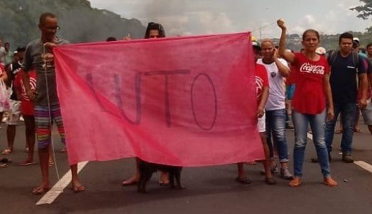Manifestantes do MTST protestam em Uberlândia