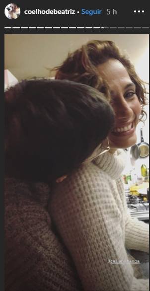 Camila Pitanga recebe carinho de Beatriz Coelho