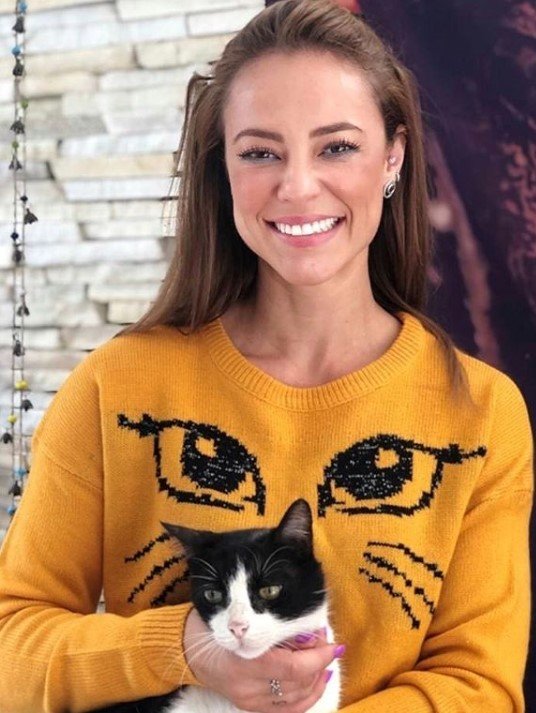 Paolla Oliveira com o gato Pessoa