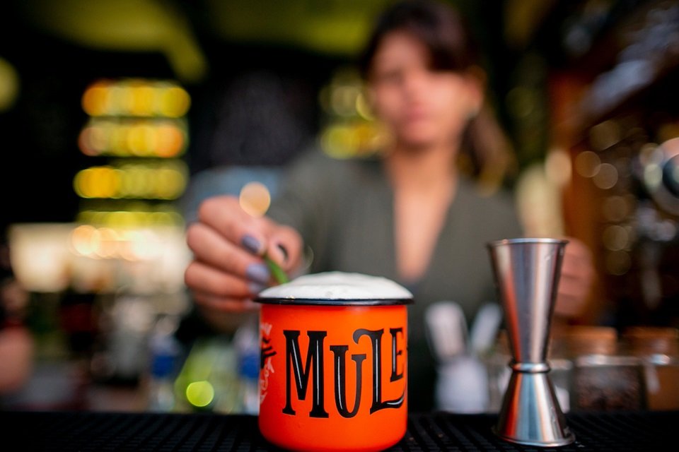 Adriana Pino, vencedora do World Class 2018, finaliza um Moscow Mule