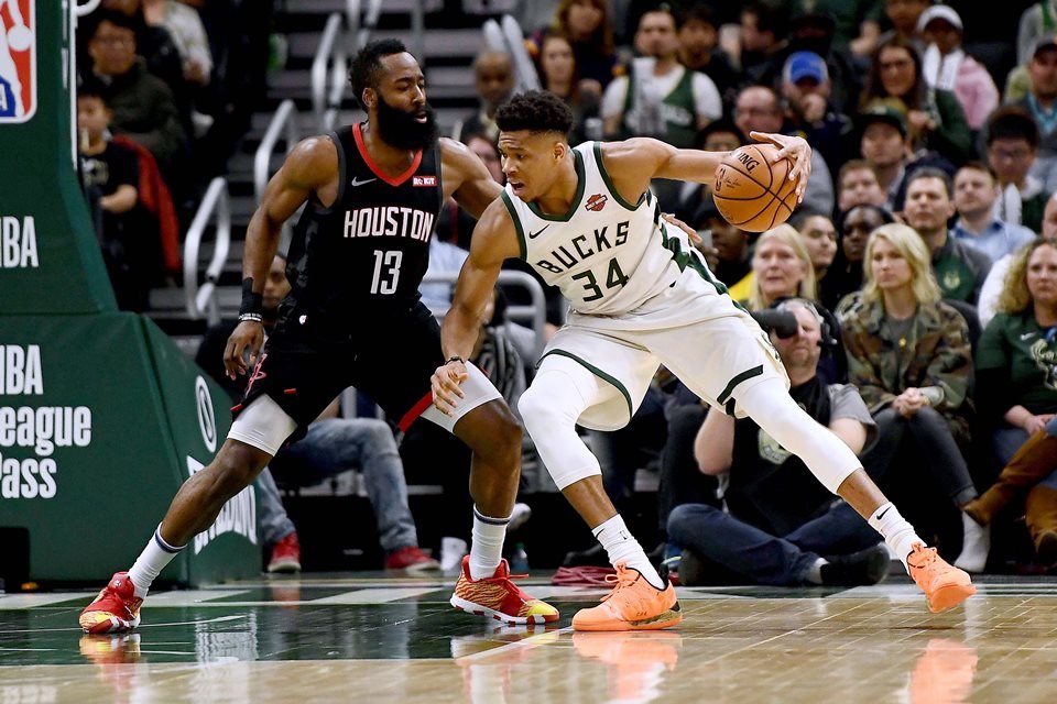 Diferença de altura entre jogador de basquete e repórter