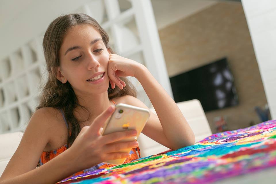 Eduarda Luz mexendo no celular