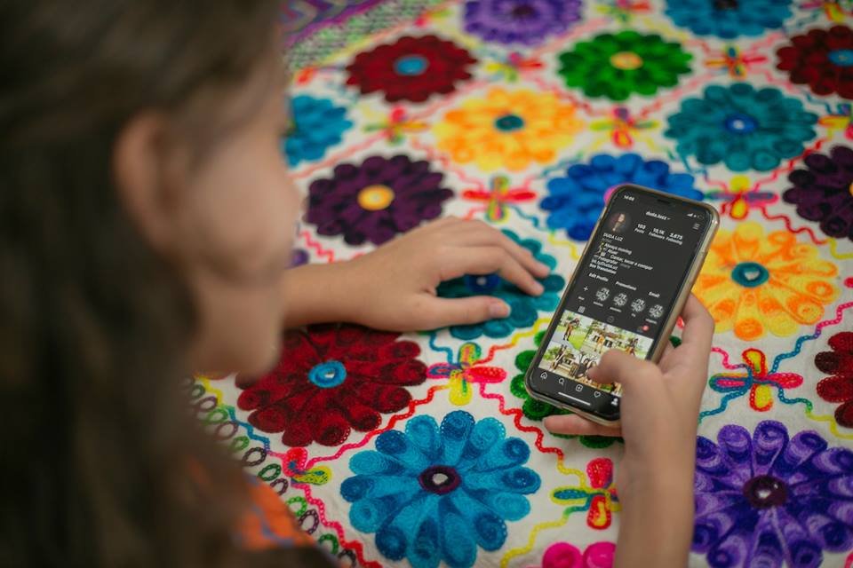 Criança mexendo no celular