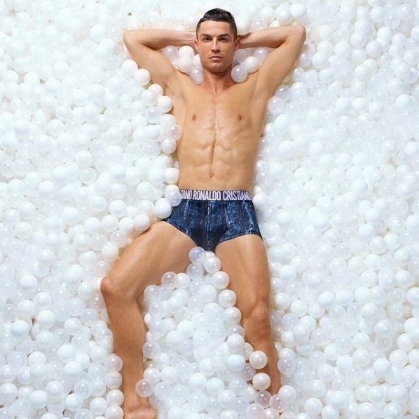 Cristiano Ronaldo de cueca em piscina de bolinha