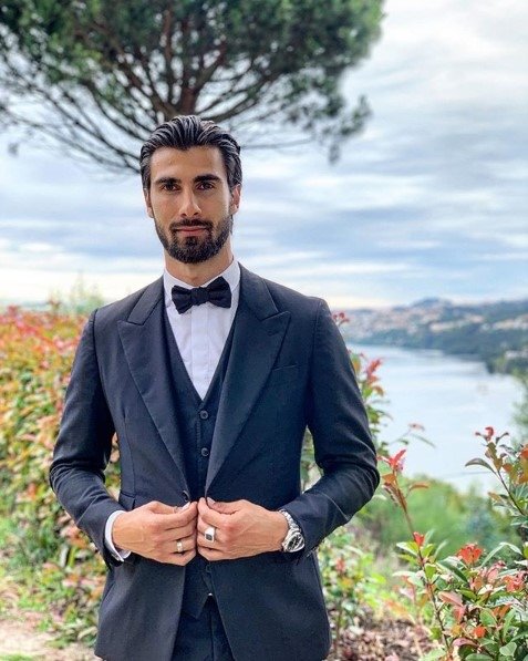 André Gomes de terno