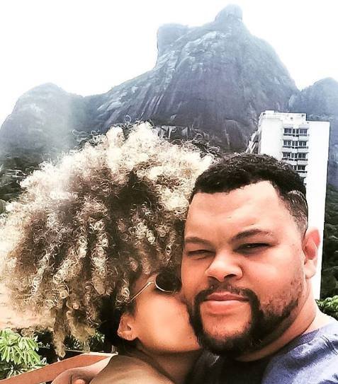 Tatiane Melo beija Babu no rosto