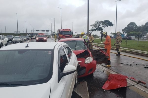 Mulher morre após ser atropelada por carro na EPTG, no DF, Distrito  Federal