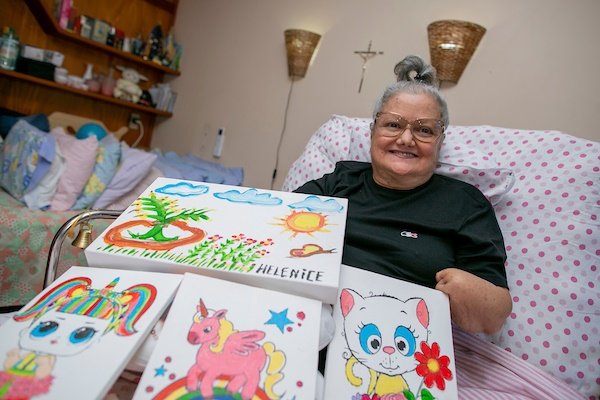 Helenice Nunes ou Helenice Milagrinho como é conhecida na internet superou a doença sepse, em seu estado mais grave tinha 1% de chance de sobreviver, para tal teve que amputar as mãos e as pernas