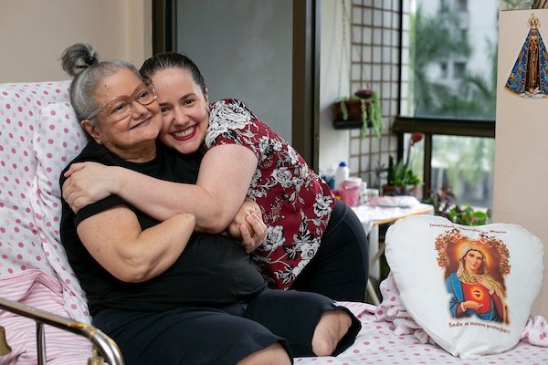Helenice Nunes ou Helenice Milagrinho como é conhecida na internet superou a doença sepse, em seu estado mais grave tinha 1% de chance de sobreviver, para tal teve que amputar as mãos e as pernas