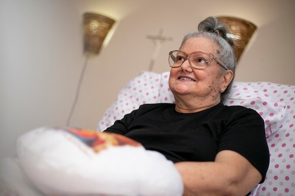 Helenice Nunes ou Helenice Milagrinho como é conhecida na internet superou a doença sepse, em seu estado mais grave tinha 1% de chance de sobreviver, para tal teve que amputar as mãos e as pernas