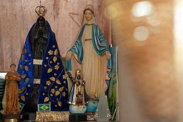 Helenice Nunes ou Helenice Milagrinho como é conhecida na internet superou a doença sepse, em seu estado mais grave tinha 1% de chance de sobreviver, para tal teve que amputar as mãos e as pernas