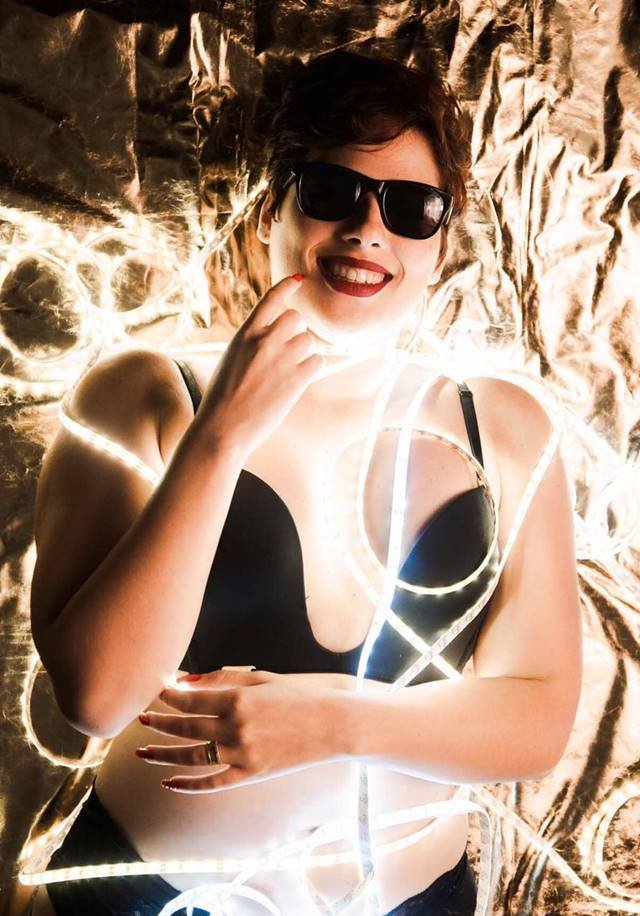 Jeni Sandzer com leds